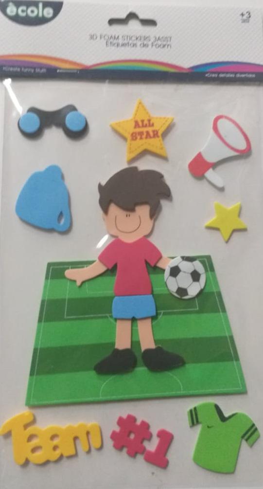 Figura de futbolista en cancha foami